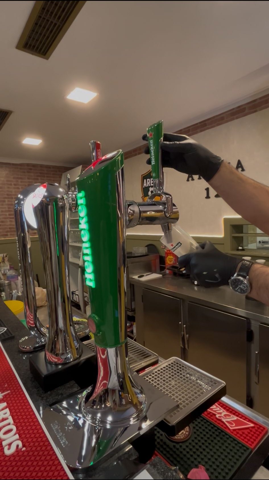 Bar e torneiras de cerveja